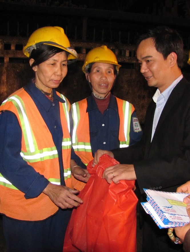 Trao quà Tết cho bệnh nhi và công nhân môi trường - ảnh 4